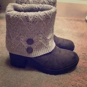 Mukluks short boots size 9